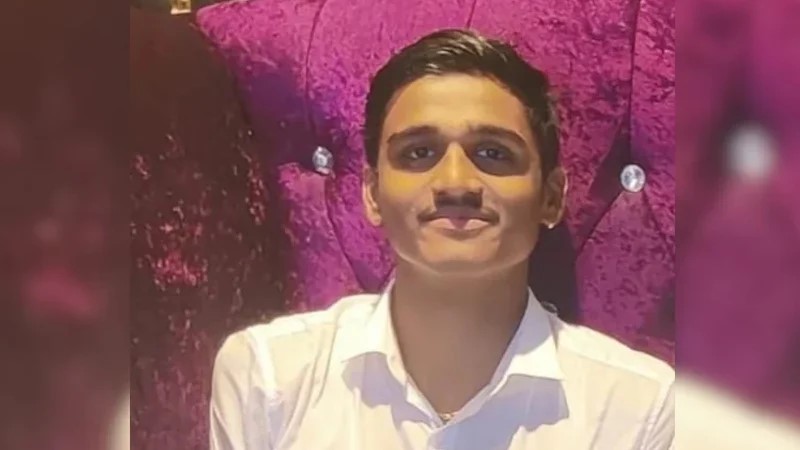 চাকরি করেন ১৮ হাজার টাকা বেতনে, প্রেমিকাকে দিলেন ২৯ কোটির ফ্ল্যাট!